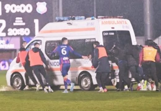 Szürreális jelenet Voluntari-on: játékosok tolták le a mentőt a pályáról
