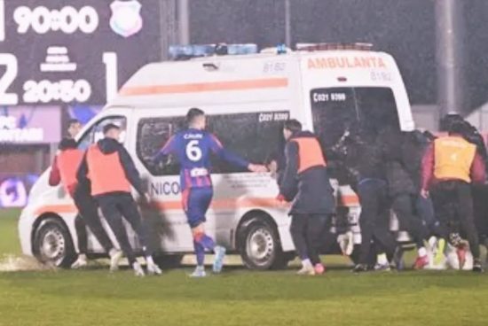 Szürreális jelenet Voluntari-on: játékosok tolták le a mentőt a pályáról