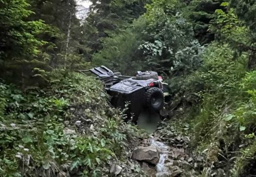 Szakadékba zuhant egy autó Ágason, két ember megsérült