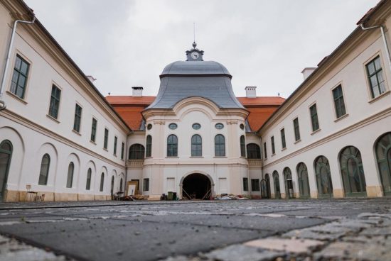 Megnyitotta kapuit a felújított gernyeszegi Teleki-kastély