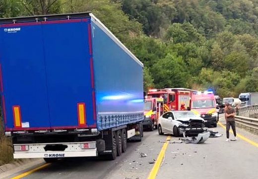 Szembement a kamionnal – roncsba szorult, kórházba szállították