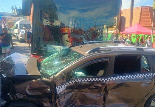 Több autóval ütközött a busz, sérültek
