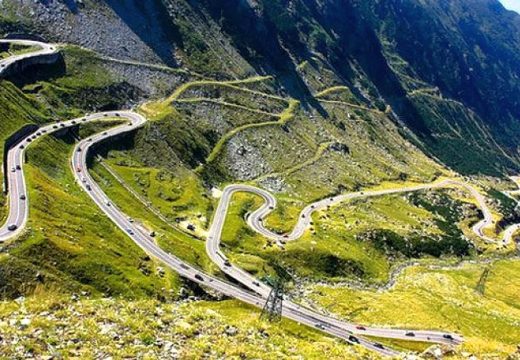 Túl gyorsan vette a kanyart a magyar motoros a Transzalpinán, másik motorossal ütközött