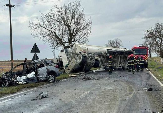 Kamionnal ütközött és kiégett egy autó, meghalt a sofőr