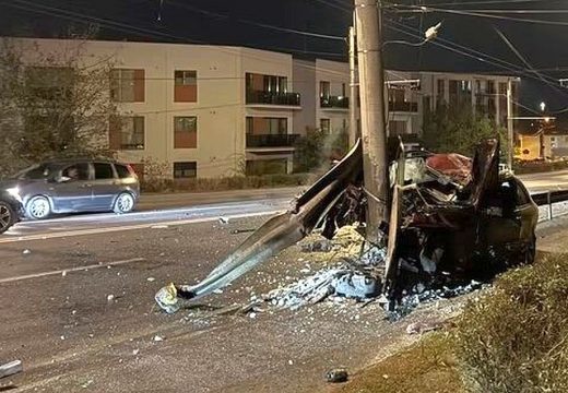 Meghalt a sofőr, miután villanyoszlopnak csapódott autójával
