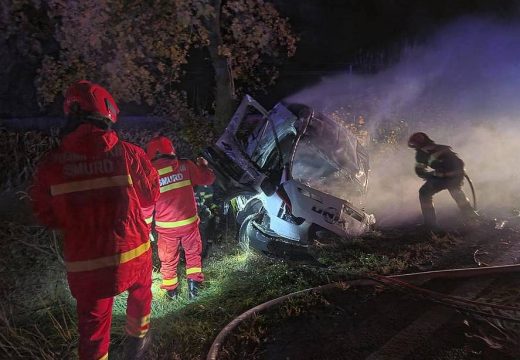 Két ember meghalt, egy megsérült a balesetben, az egyik jármű kigyulladt