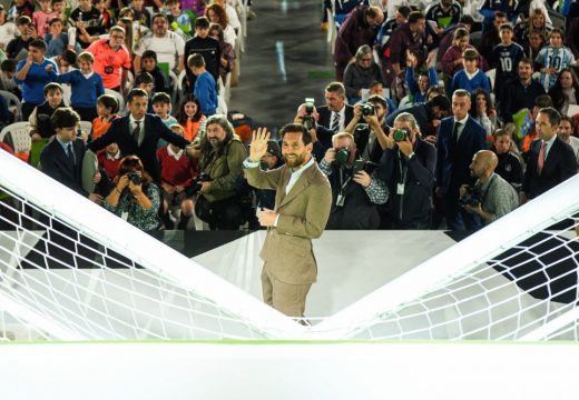 Ünneplő tömegek fogadták Lionel Messit, rangos díjat kap az argentin sztár